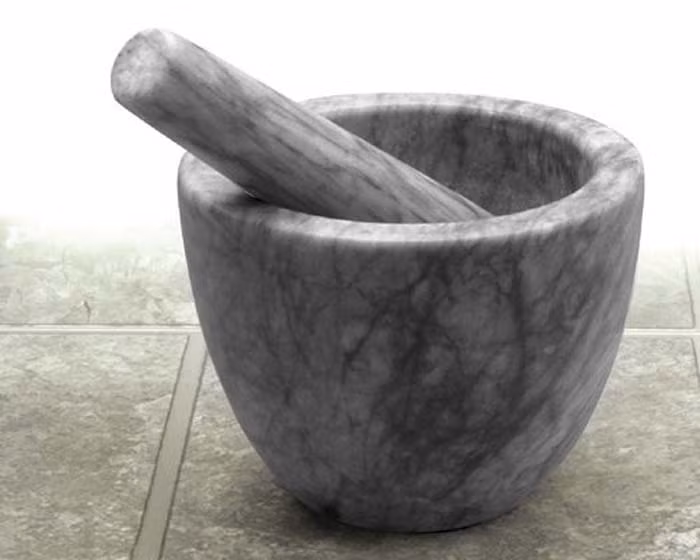 Khi được giã nát, bột gạo nhựa có màu vàng còn bột gạo thật có màu trắng (Ảnh: Internet)