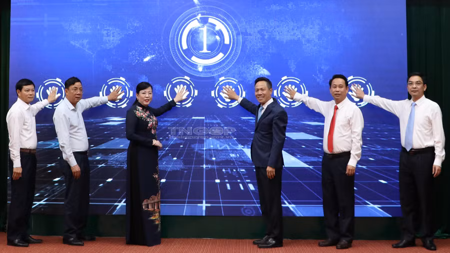 Các đại biểu nhấn nút khai trương Trung tâm Điều hành thông minh TP. Sông Công (Ảnh: Thainguyen.gov.vn)