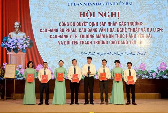 Trao các quyết định bổ nhiệm hiệu trưởng và các phó hiệu trưởng nhà trường