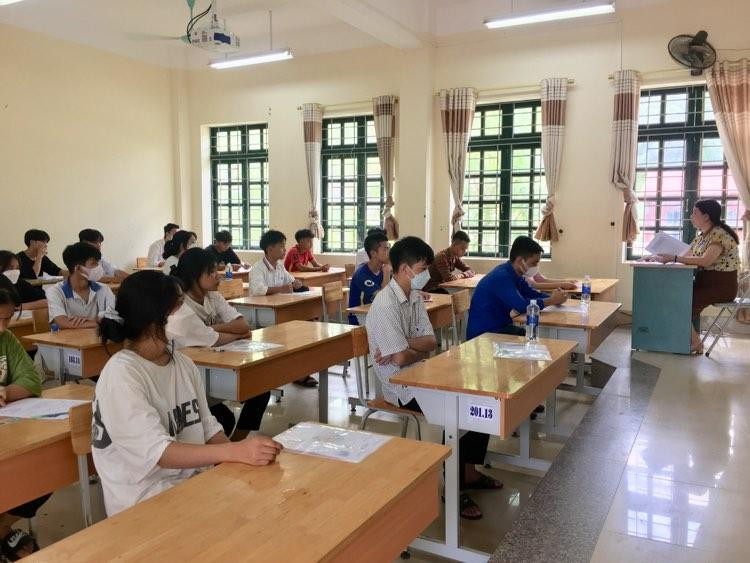 Thí sinh tại điểm thi trường THPT số 1 Bát Xát (huyện Bát Xát, Lào Cai) nghe phổ biến quy chế Thí sinh tại điểm thi trường THPT số 1 Bát Xát (huyện Bát Xát, Lào Cai) nghe phổ biến quy chế