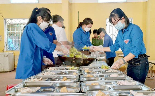 Hàng nghìn suất ăn miễn phí do huyện đoàn Mù Cang Chải thực hiện trong 2 ngày thi.