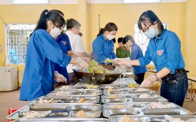 Hàng nghìn suất ăn miễn phí do huyện đoàn Mù Cang Chải thực hiện trong 2 ngày thi.