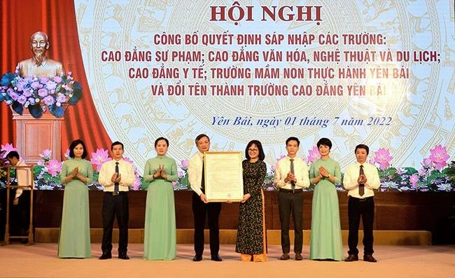 Trao Quyết định sáp nhập, thanh lập trường Cao đẳng Yên Bái