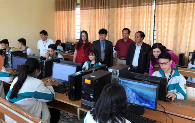 Ngay sau lễ phát động, đại diện Sở GD&ĐT, Ban tuyên giáo, Ban dân vận và Tỉnh đoàn Thái nguyên kiểm tra công tác thi trắc nghiệm 