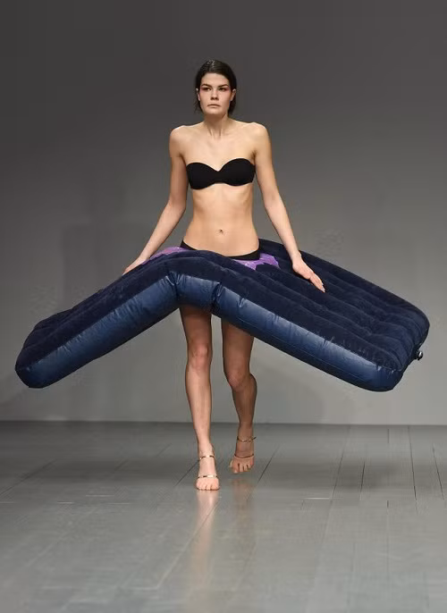 Mẫu đồ tắm đa năng, vừa dạo biển vừa nằm tắm nắng.