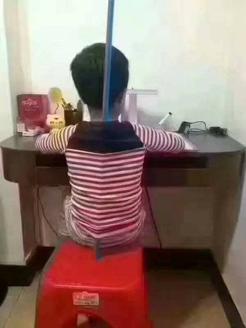 Cách để luôn giữ thẳng lưng khi ngồi học. Cách để luôn giữ thẳng lưng khi ngồi học.