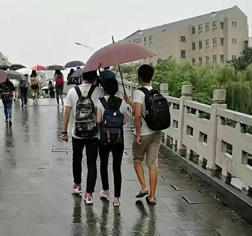 Chỉ cần em hạnh phúc đối với anh là điều may mắn. Chỉ cần em hạnh phúc đối với anh là điều may mắn.