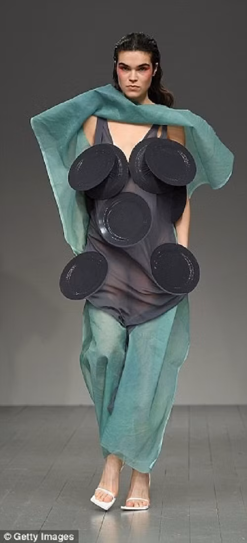 Chẳng còn nỗi lo thiếu đĩa đựng thức ăn khi bạn diện mẫu váy độc đáo này.