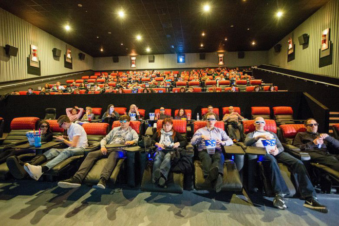 Cúi người nhặt điện thoại trong rạp chiếu phim, chàng trai không ngờ nhận kết cục bi thảm - Ảnh 2. Cúi người nhặt điện thoại trong rạp chiếu phim, chàng trai không ngờ nhận kết cục bi thảm - Ảnh 2.