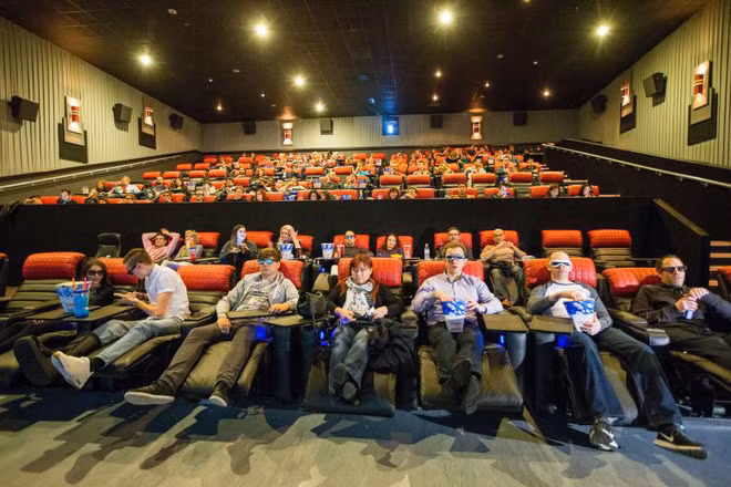 Cúi người nhặt điện thoại trong rạp chiếu phim, chàng trai không ngờ nhận kết cục bi thảm - Ảnh 2.