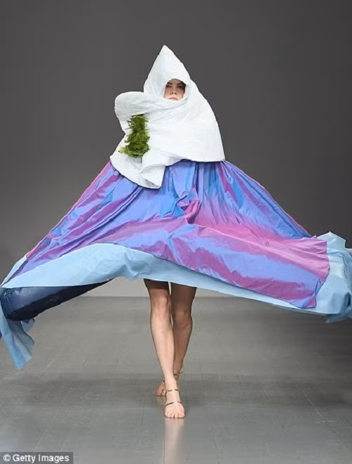 Núi tuyết chắc chắn là nguồn cảm hứng mạnh mẽ để nhà thiết kế làm ra bộ cánh độc nhất vô nhị này.