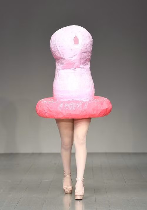 Mẫu váy bó toàn thân khoe chân dài miên man.