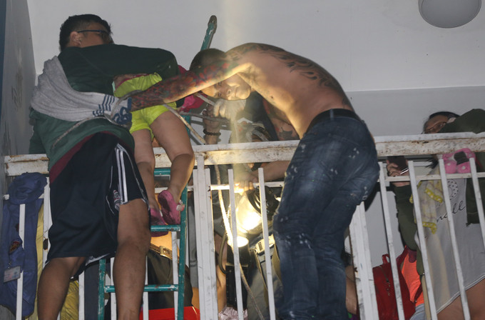 Cháy chung cư cao cấp ở Sài Gòn, 13 người tử vong ảnh 4 Hơn 2 giờ giải cứu hàng trăm người khỏi tòa nhà cháy ở Sài Gòn