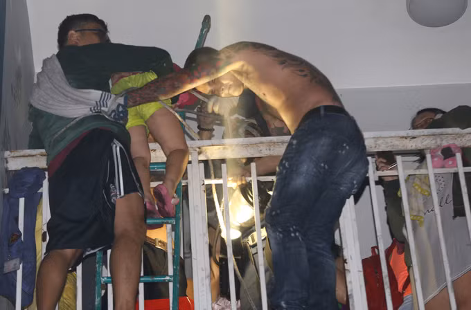 Hơn 2 giờ giải cứu hàng trăm người khỏi tòa nhà cháy ở Sài Gòn