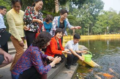 Đoàn công tác của Hội Khuyến học tỉnh Phú Thọ tham quan và chụp ảnh lưu niệm tại Khu Di tích Chủ tịch Hồ Chí Minh, Phủ Chủ tịch