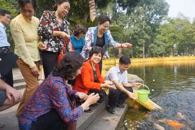 Đoàn công tác của Hội Khuyến học tỉnh Phú Thọ tham quan và chụp ảnh lưu niệm tại Khu Di tích Chủ tịch Hồ Chí Minh, Phủ Chủ tịch