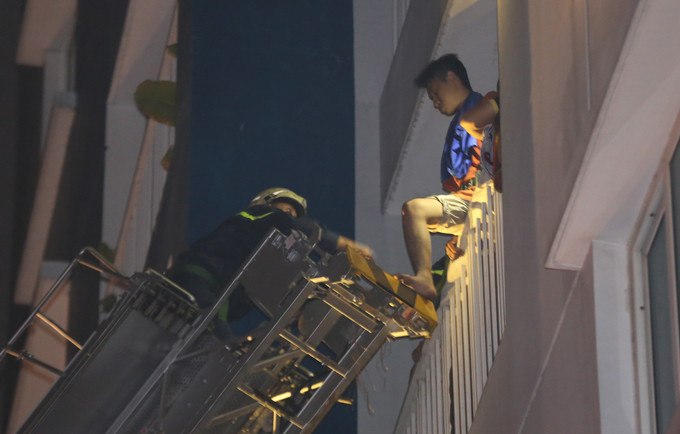 Cháy chung cư cao cấp ở Sài Gòn, 13 người tử vong ảnh 6 Hơn 2 giờ giải cứu hàng trăm người khỏi tòa nhà cháy ở Sài Gòn