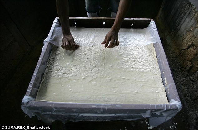 Mổ bụng bệnh nhân, bác sĩ kinh hoàng khi nhìn thấy những thứ này mà nguyên nhân là do ăn đậu phụ - Ảnh 3.