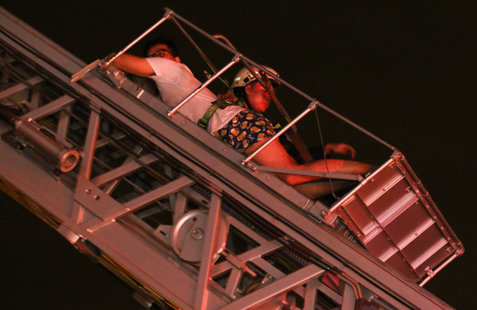 Cháy chung cư cao cấp ở Sài Gòn, 13 người tử vong ảnh 7 Hơn 2 giờ giải cứu hàng trăm người khỏi tòa nhà cháy ở Sài Gòn