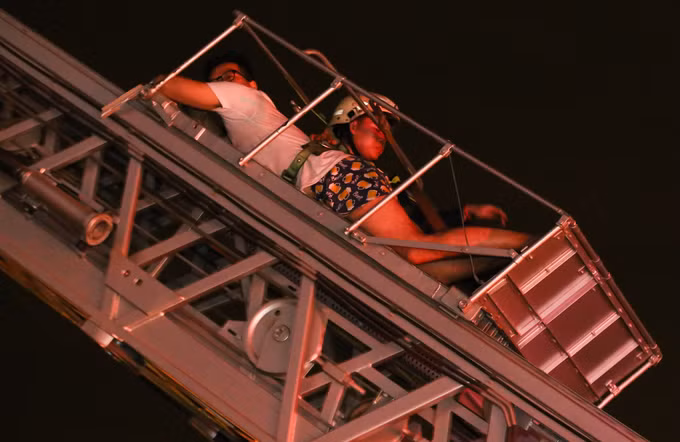 Hơn 2 giờ giải cứu hàng trăm người khỏi tòa nhà cháy ở Sài Gòn