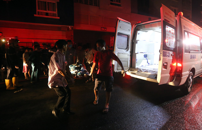 Cháy chung cư cao cấp ở Sài Gòn, 13 người tử vong ảnh 12 Hơn 2 giờ giải cứu hàng trăm người khỏi tòa nhà cháy ở Sài Gòn