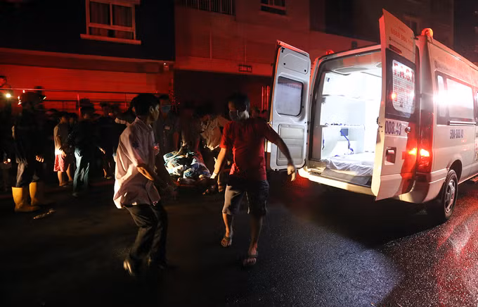 Hơn 2 giờ giải cứu hàng trăm người khỏi tòa nhà cháy ở Sài Gòn