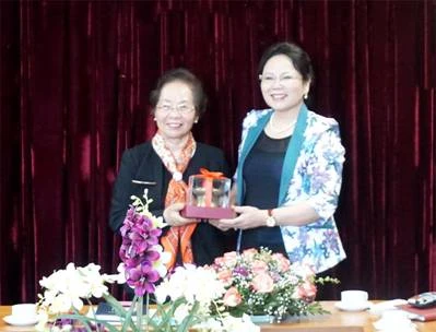 Lãnh đạo Hội Khuyến học tỉnh Phú Thọ tặng biểu tượng Trống đống cho Hội Khuyến học Việt Nam