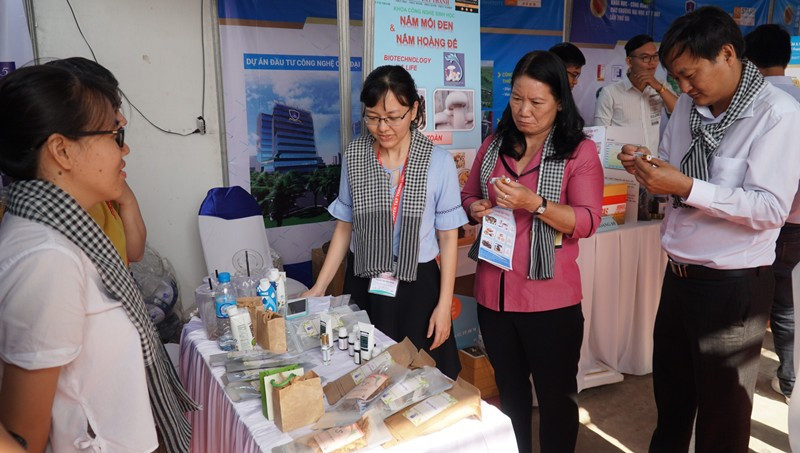 Các đại biểu tham quan, tìm hiểu sản phẩm triển lãm tại lễ hội Các đại biểu tham quan, tìm hiểu sản phẩm triển lãm tại lễ hội