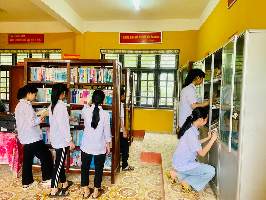 Thư viện của trường cung cấp các tài liệu tham khảo ở các môn để học sinh có thể tới tra cứu, tìm hiểu. Thư viện của trường cung cấp các tài liệu tham khảo ở các môn để học sinh có thể tới tra cứu, tìm hiểu.