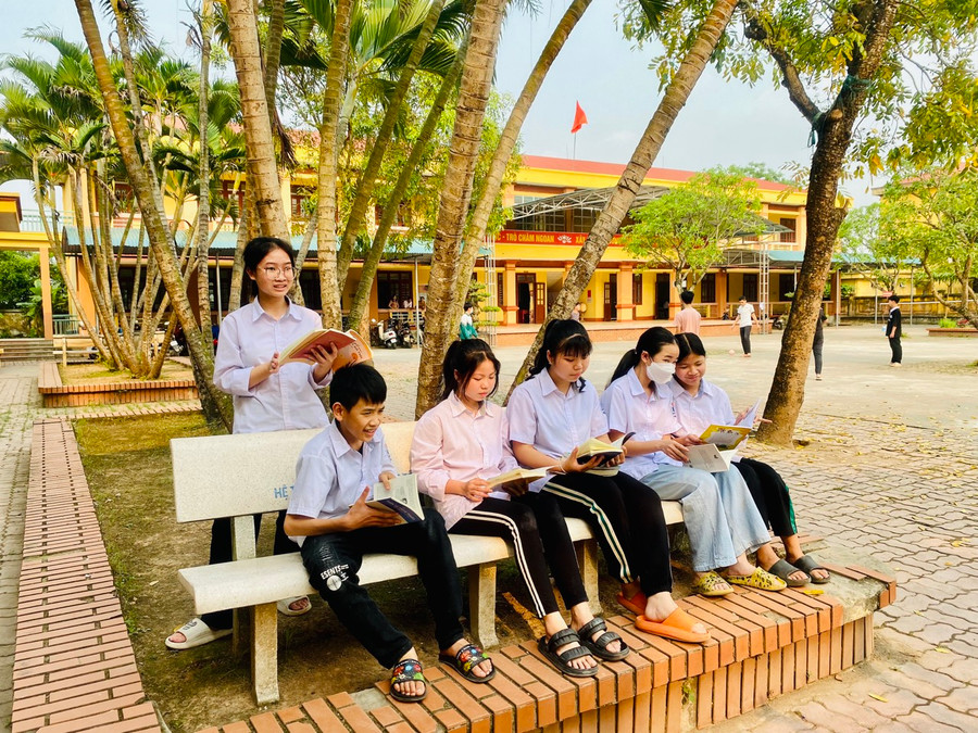Các em học sinh chủ động tìm hiểu các nội dung Giáo dục địa phương qua SGK và tài liệu tham khảo. Các em học sinh chủ động tìm hiểu các nội dung Giáo dục địa phương qua SGK và tài liệu tham khảo.