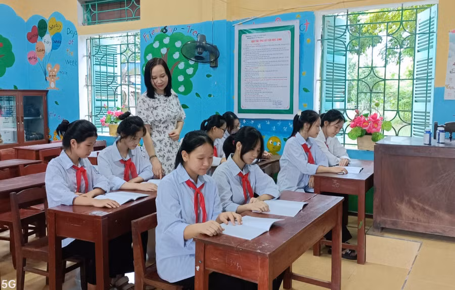 Từ trải nghiệm thực tế, cô giáo và học sinh cùng tổng hợp lại các kiến thức cần thiết để phục vụ bài học.