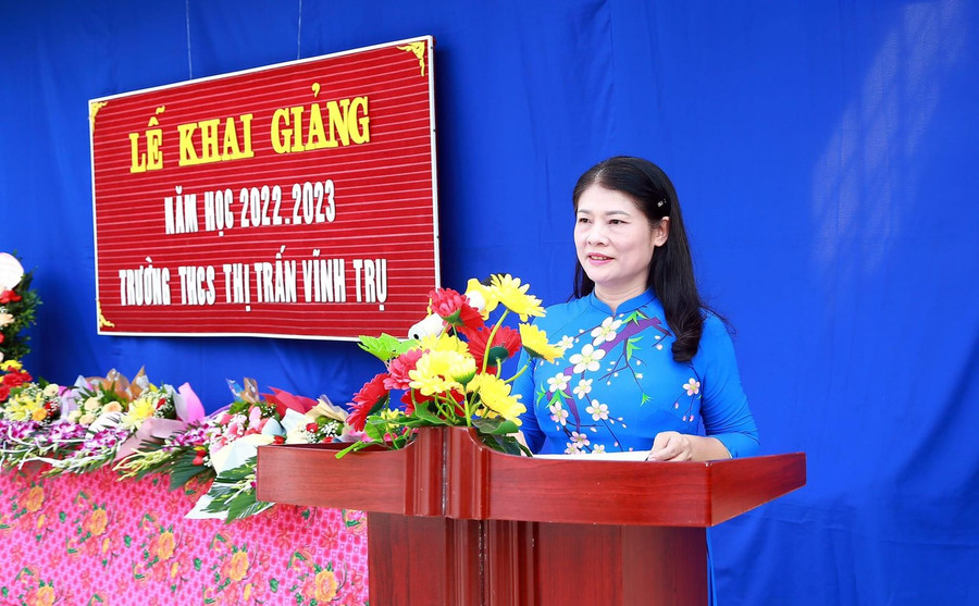 Cô Nguyễn Thị Tươi - Bí thư Chi bộ, Hiệu trưởng Trường THCS Thị trấn Vĩnh Trụ. Cô Nguyễn Thị Tươi - Bí thư Chi bộ, Hiệu trưởng Trường THCS Thị trấn Vĩnh Trụ.