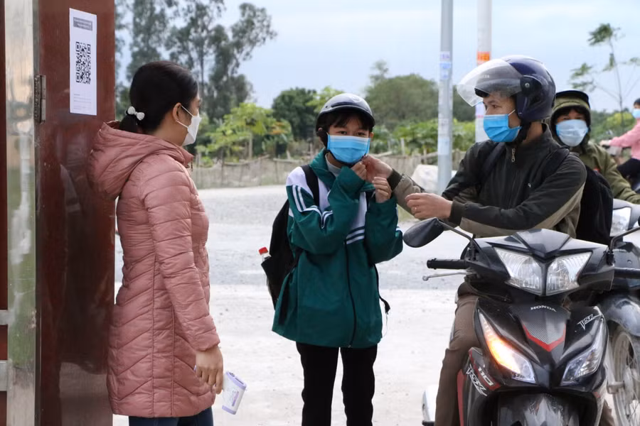 Nhiều phụ huynh và học sinh rất vui mừng khi được trở lại trường học trực tiếp.