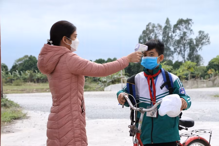 Ngày thứ 2 đầu tuần, các em đều mặc đồng phục đến trường.