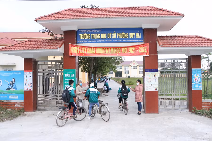 Các em học sinh được yêu cầu đo thân nhiệt ngay từ cổng vào.