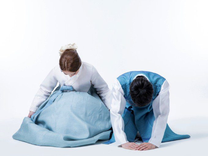 Sau khi hoàn thành các nghi lễ tưởng nhớ tổ tiên, các em nhỏ lạy các cụ. (Ảnh: ITN).