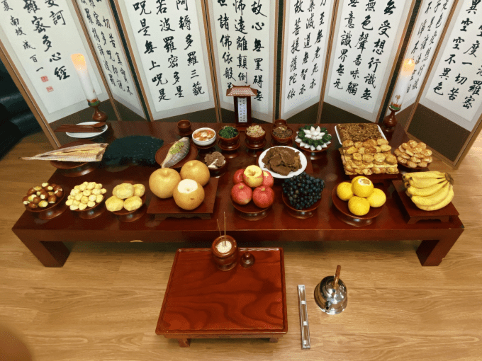 Các món ăn truyền thống được đặt trên bàn và nghi thức bắt đầu bằng việc cúi chào của tất cả các thành viên trong gia đình. (Ảnh: ITN).