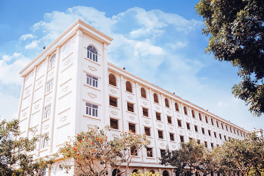 Trường có khuôn viên rộng 24ha bao phủ nhiều cây xanh và kiến trúc đẹp ấn tượng.