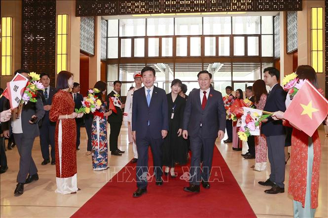 Chủ tịch Quốc hội Vương Đình Huệ đón Chủ tịch Quốc hội Hàn Quốc Kim Jin-pyo.