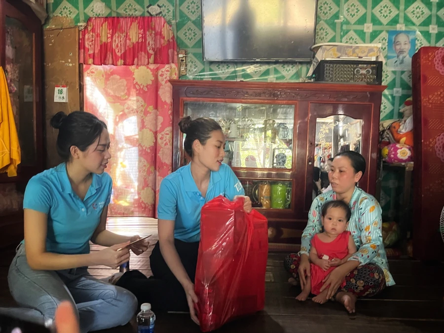 Hoa hậu Đoàn Thiên Ân bật khóc khi đến nhà bé trai lọt vào trụ bê tông