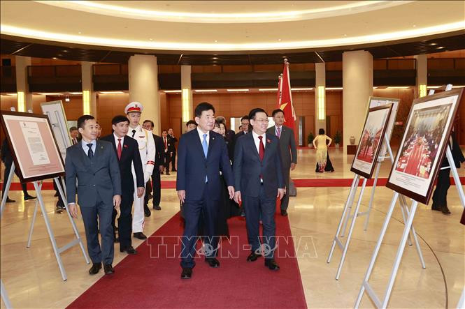 Chủ tịch Quốc hội Vương Đình Huệ và Chủ tịch Quốc hội Hàn Quốc Kim Jin-pyo tham quan trưng bày ảnh tại Nhà Quốc hội.