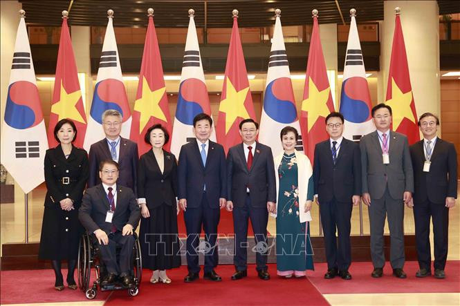 Chủ tịch Quốc hội Vương Đình Huệ và Phu nhân cùng với Chủ tịch Quốc hội Hàn Quốc Kim Jin-pyo và Phu nhân với đại biểu hai nước.