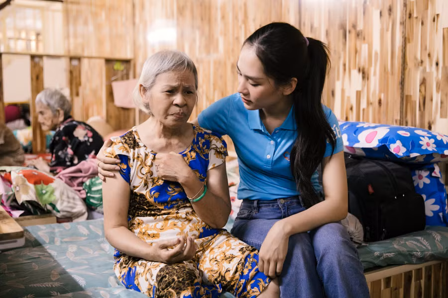 Mai Phương phát tận tay những phần quà cho mọi người.