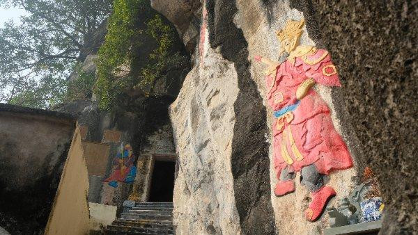 Hình tượng người cũng bị tô vẽ.