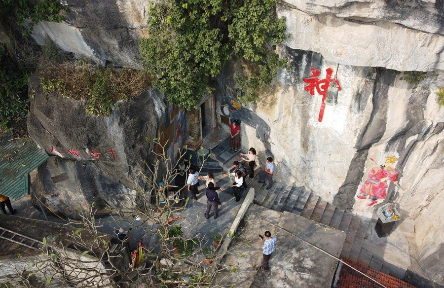 Chữ bị tô vẽ làm mất đi yếu tố gốc của di tích.