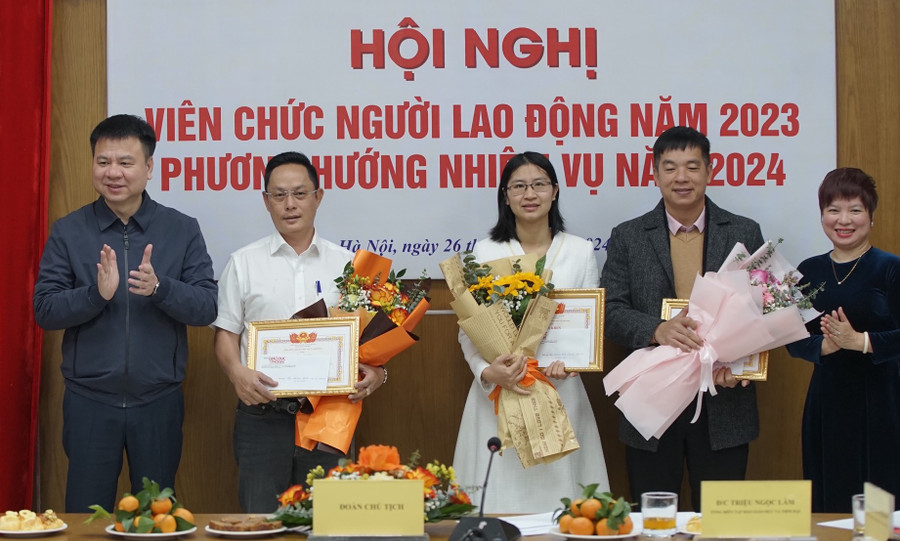 Ba Tập thể được trao tặng Giấy khen vì có thành tích xuất sắc năm 2023: Ban Điện tử, Phòng Trị sự và Văn phòng Thường trú TPHCM.