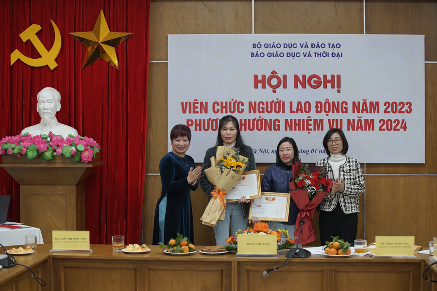 Trao thưởng cho hai tập thể đạt danh hiệu Tổ Công đoàn xuất sắc: Ban Điện tử và Phòng Trị sự.