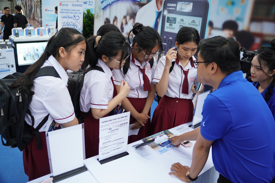 Thí sinh trải nghiệm tại các gian hàng của Công ty BITEX. Thí sinh trải nghiệm tại các gian hàng của Công ty BITEX.