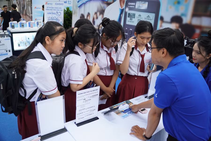 Thí sinh trải nghiệm tại các gian hàng của Công ty BITEX. Thí sinh trải nghiệm tại các gian hàng của Công ty BITEX.