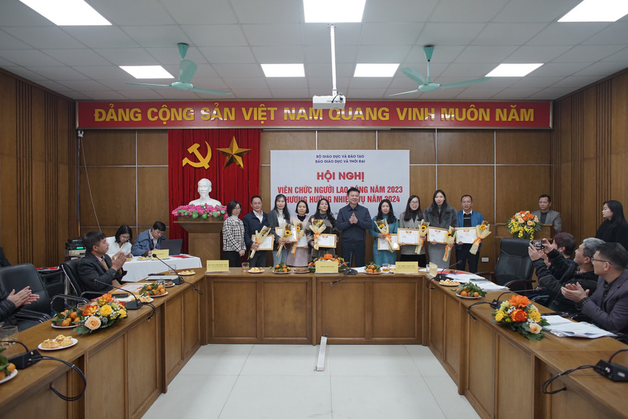 Trao thưởng cho các cá nhân đạt danh hiệu Công đoàn viên xuất sắc năm 2023.